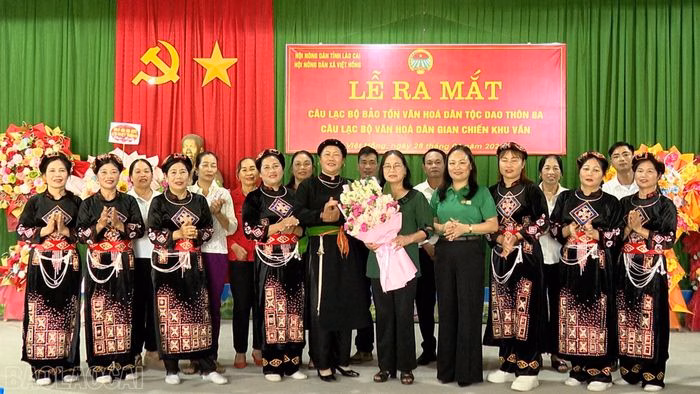 Phó Chủ tịch Hội Nông dân tỉnh, Trưởng Ban Quản lý Chương trình FFF II Nguyễn Thị Phương Đông tặng hoa chúc mừng Câu lạc bộ văn hóa dân gian Chiến khu Vần và Câu lạc bộ Bảo tồn văn hóa dân tộc Dao thôn 8A, xã Việt Hồng.