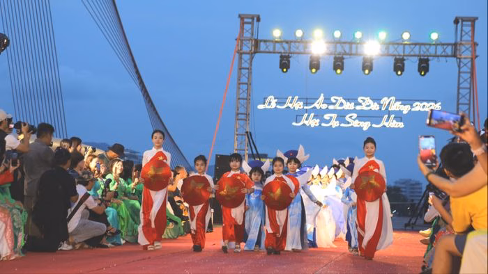 Vẻ đẹp thanh thoát của BST "Những cánh chim hòa bình" mang thông điệp về sự gắn kết và yêu thương.