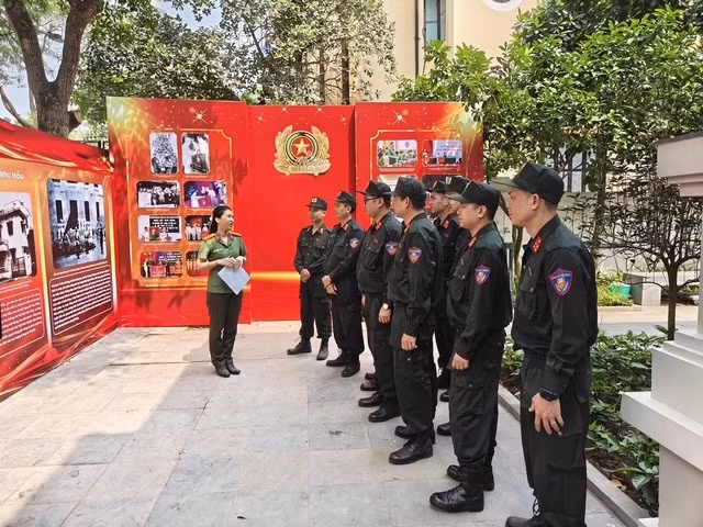Những khoảnh khắc lắng đọng khi các chiến sỹ trẻ chiêm nghiệm về sự hy sinh của các thế hệ đi trước.