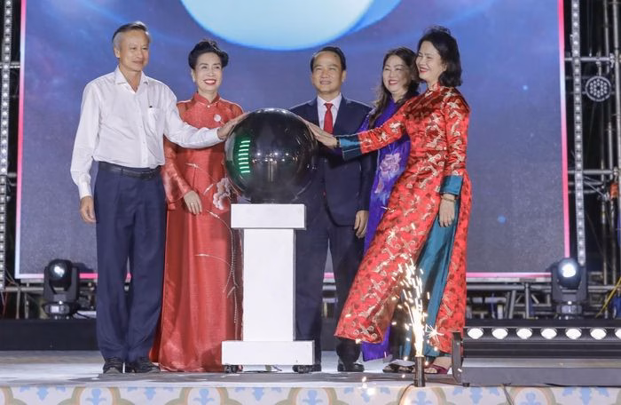 Lãnh đạo TP Đà Nẵng và đại biểu thực hiện nghi thức khai mạc Lễ hội Áo dài Đà Nẵng 2026.