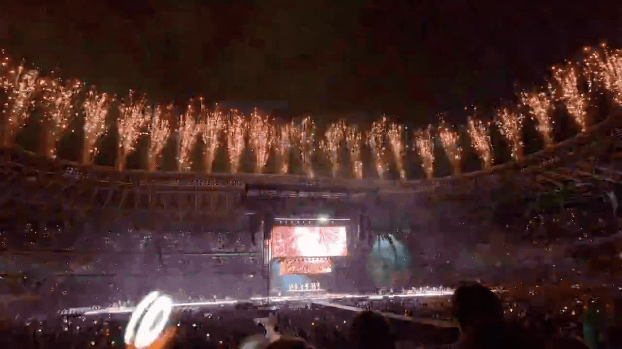 Khán giả cuồng nhiệt trong concert lịch sử của TWICE