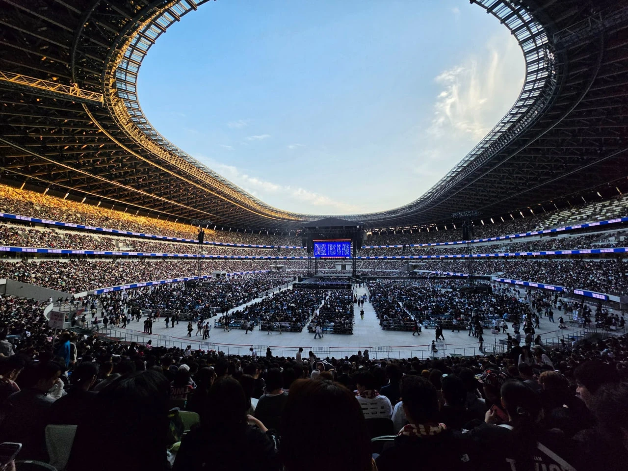 Khán giả tại khu vực khán đài xa trong concert TWICE