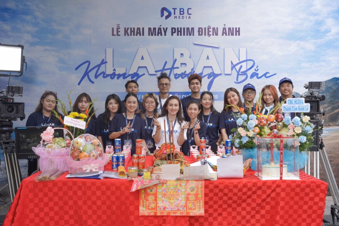 Không khí trang trọng tại buổi lễ khai máy phim.