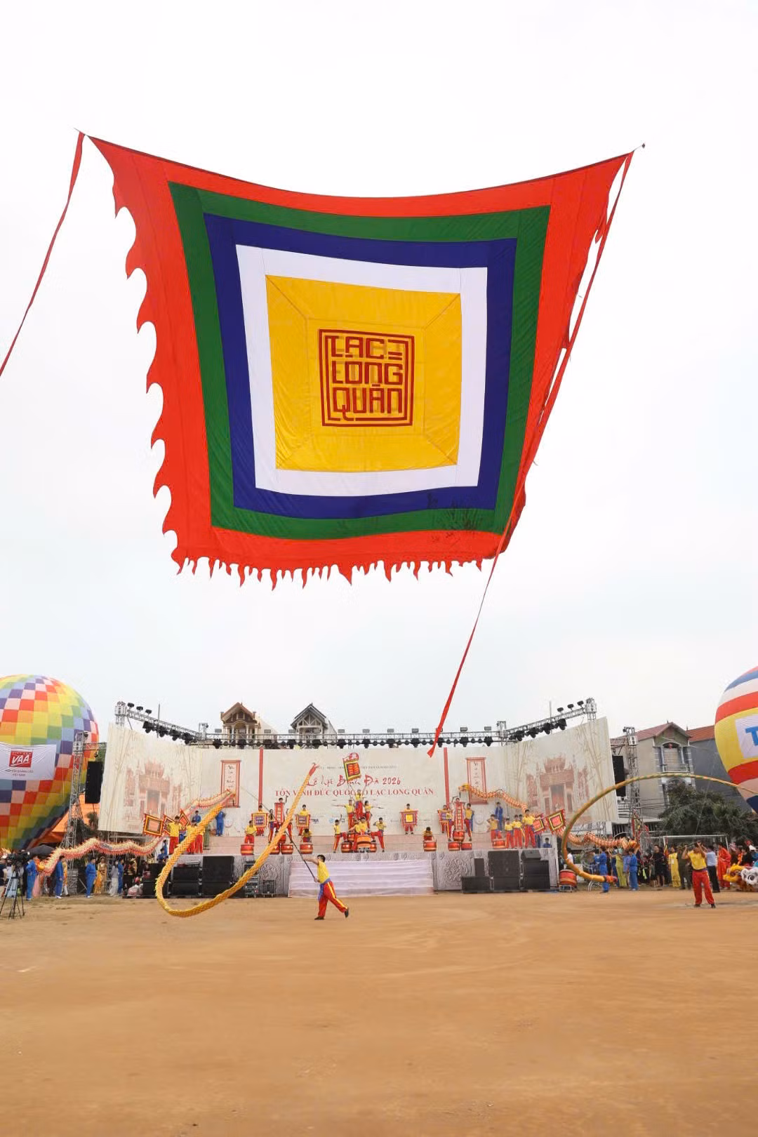 Lá cờ hội Lạc Long Quân kiêu hãnh tung bay, khẳng định niềm tự hào về nguồn cội dân tộc.