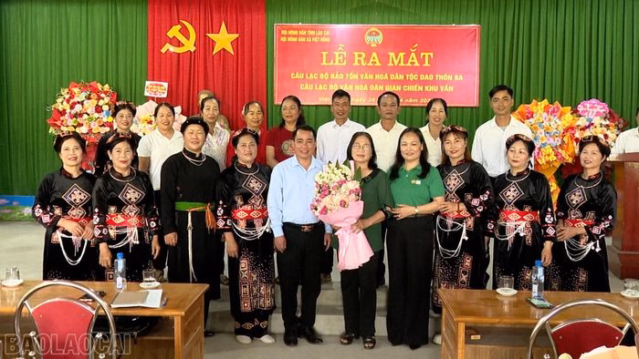 Lãnh đạo Hội Nông dân tỉnh và xã Việt Hồng chụp ảnh lưu niệm với Câu lạc bộ văn hóa dân gian Chiến khu Vần