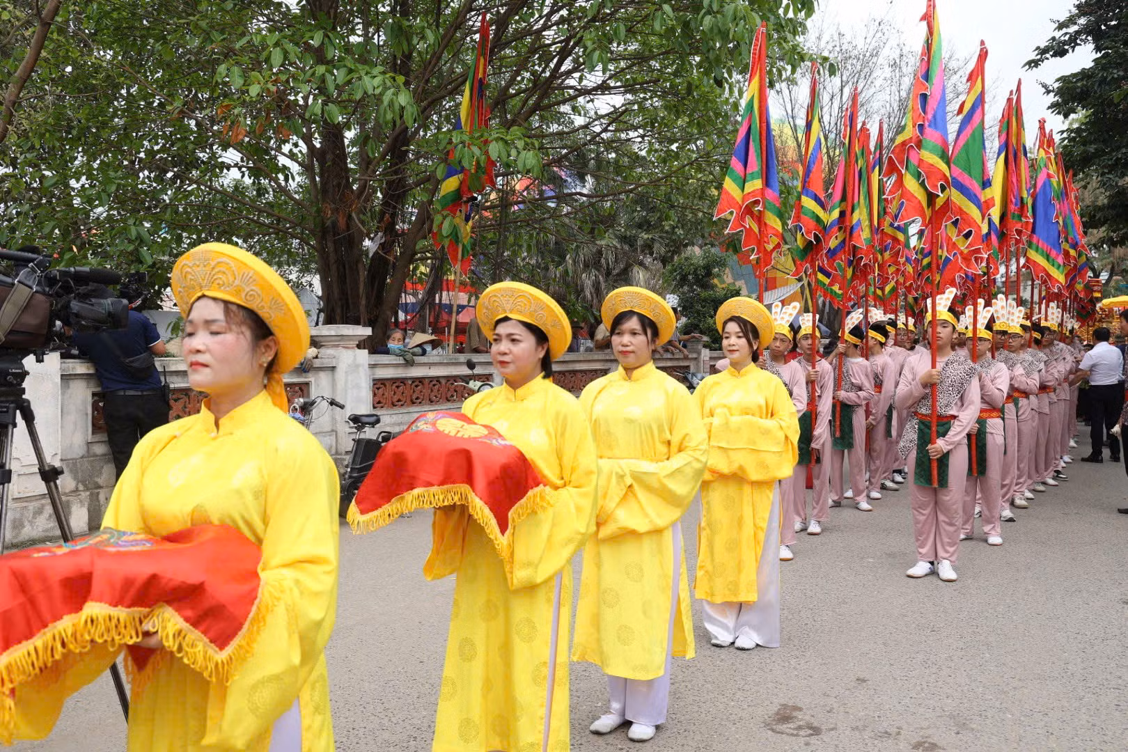 Du khách thập phương dự lễ hội Bình Đà