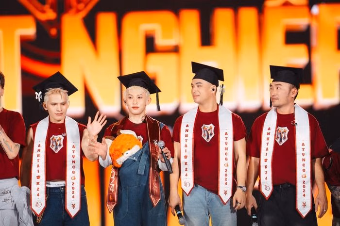 Những giọt nước mắt và nụ cười trong giây phút chia tay đầy lưu luyến.