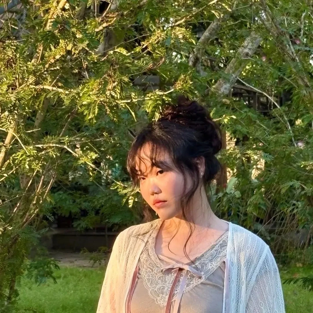 Lee Suhyun tự tin với phong cách thời trang nữ tính