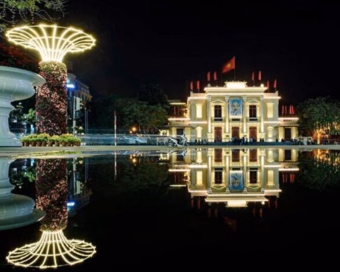 Khu vực Quảng trường Nhà hát thành phố và dải vườn hoa trung tâm – tâm điểm của mọi hoạt động lễ hội.