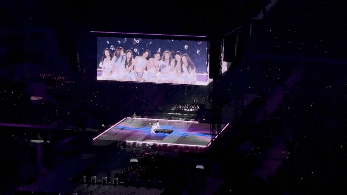 TWICE trình diễn đầy năng lượng trên sân khấu