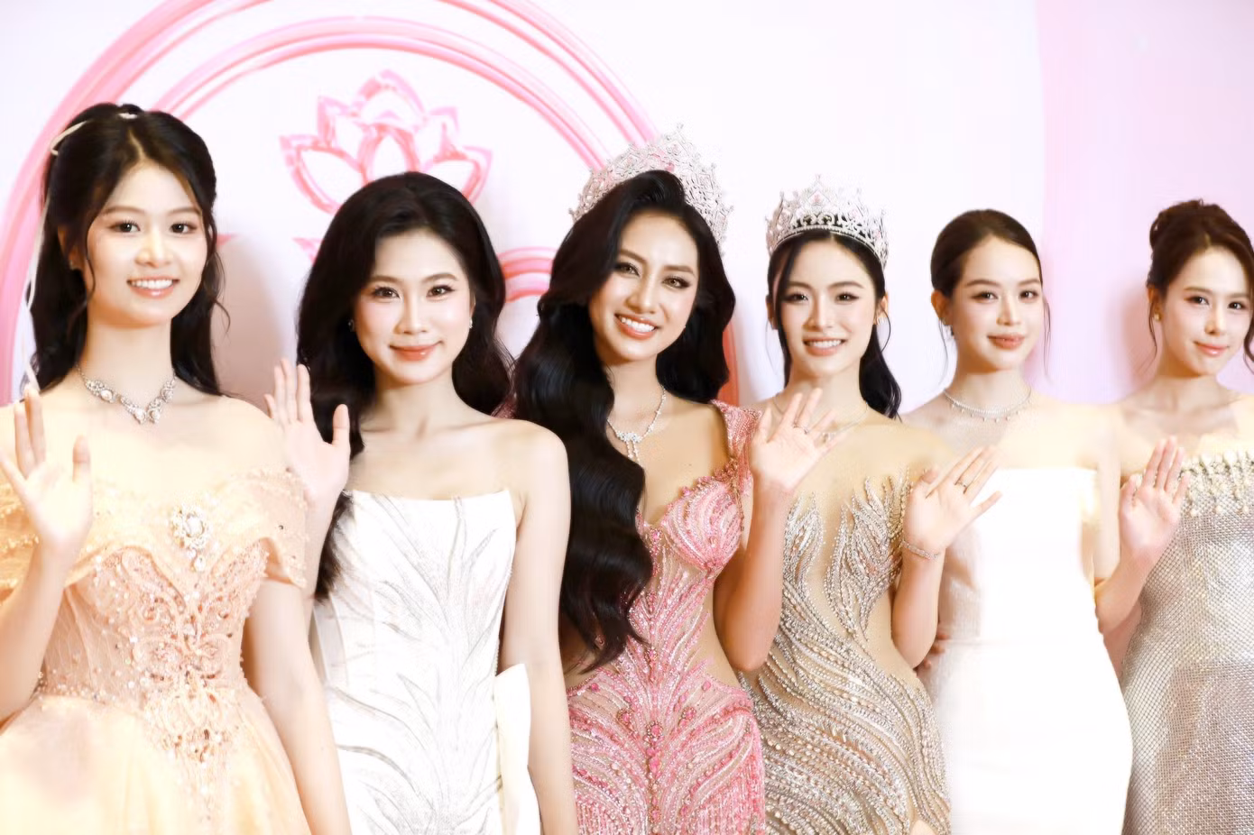 Thiết kế váy trắng ôm dáng giúp Thanh Thủy tôn lên vẻ đẹp trong trẻo và quý phái