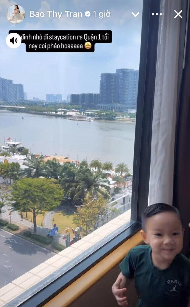 Bảo Thy và gia đình chuẩn bị cho khoảnh khắc ngắm pháo hoa từ trên cao.