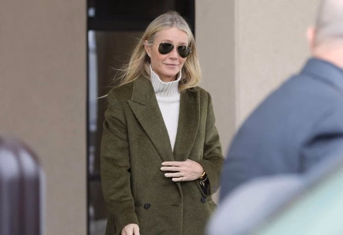 Sự lựa chọn chất liệu cashmere trung tính giúp Gwyneth Paltrow tạo vẻ ngoài tự tin và không gây hấn. Ảnh: Reuters.