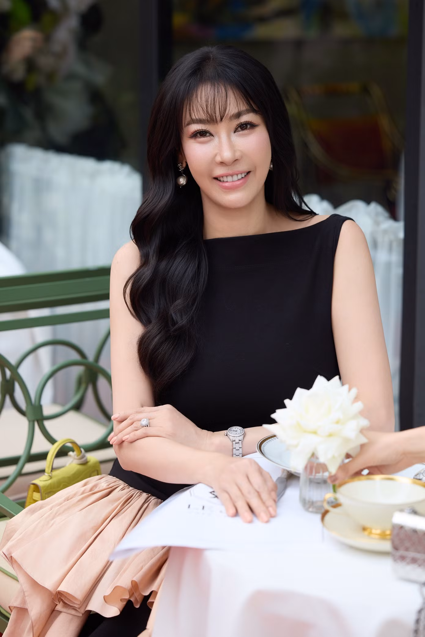 Hoa hậu Hà Kiều Anh trẻ trung ở tuổi 50
