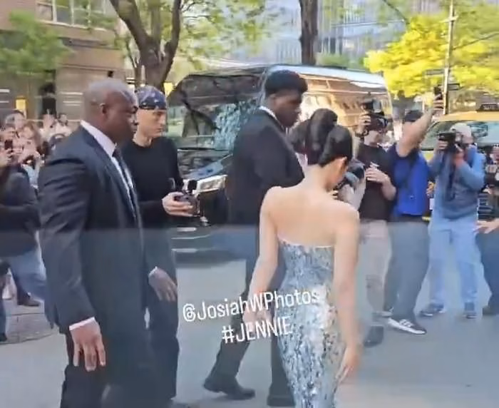 Jennie vô tình nhận về bình luận kém duyên trong lúc di chuyển đến địa điểm diễn ra Met Gala. Ảnh chụp màn hình