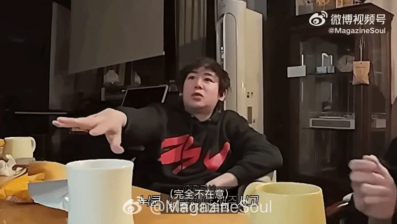 Nichkhun lộ rõ mặt nọng 2 cằm trước ống kính máy quay từ mọi góc độ. Ảnh: Sohu