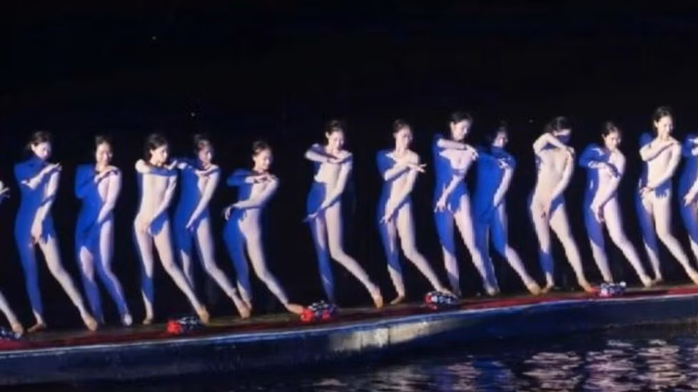 Phân đoạn “thiếu nữ thay y phục” trong show thực cảnh “Ấn tượng Lưu Tam Tỷ” bị phản ứng vì trang phục màu da tạo cảm giác khỏa thân từ xa.